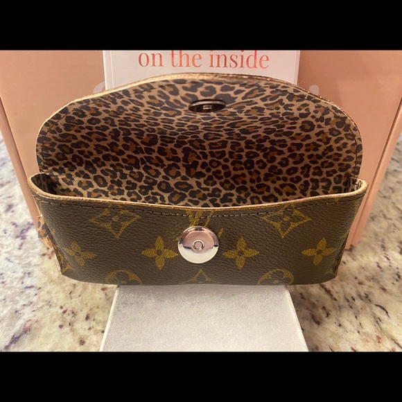 SPARK*L BAND LV SUNGLASSES CASE - Picture 5 of 7